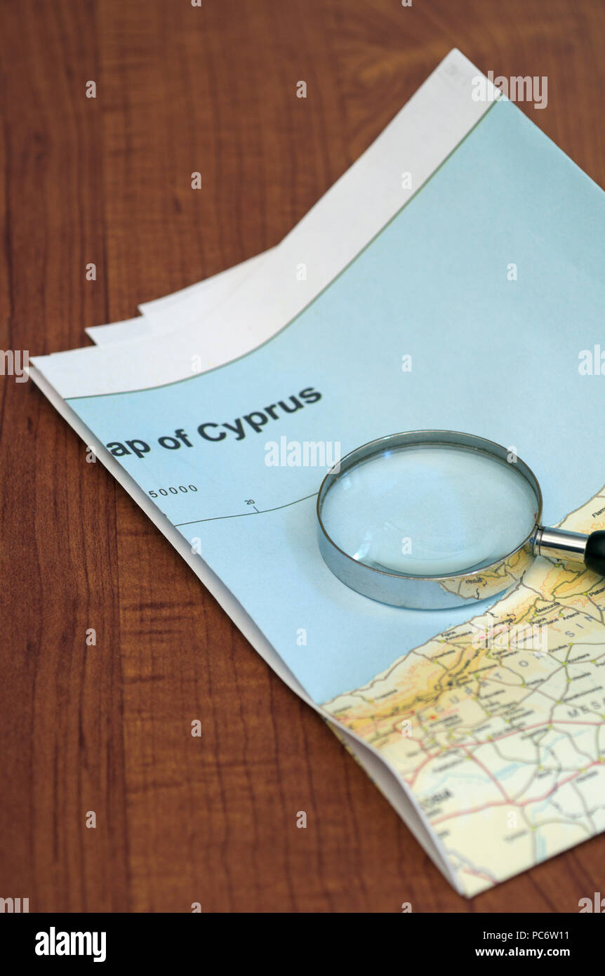 Magnifying glass map hi-res stock photography and images - Alamy