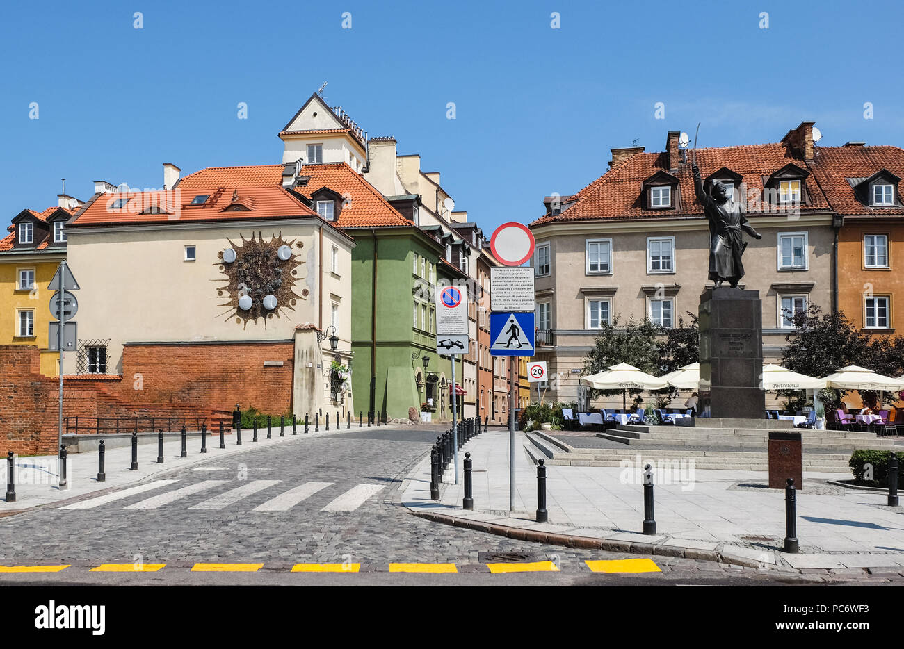 Warsaw, Poland - July 19, 2018: Old town of Warsaw, Poland with monument to Jan KiKilinki and astronomical clock. Stock Photo