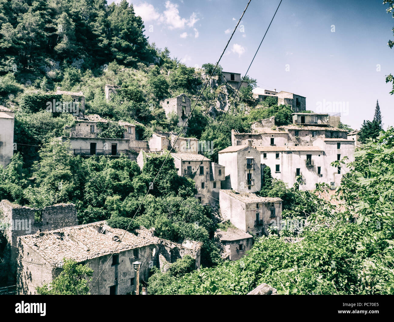Senerchia, Italy. 08th July, 2018. Senerchia is a beautiful village abandoned in the upper Sele Valley between the provinces of Avellino and Salerno.Over the centuries the houses were built along the path of a stream and remained in piedu up to the sad earthquake of 6, .9 on the Ritcher scale, which took place on November 23, 1980OLYMPUS DIGITAL CAMERA Credit: Sonia Brandolone/Pacific Press/Alamy Live News Stock Photo