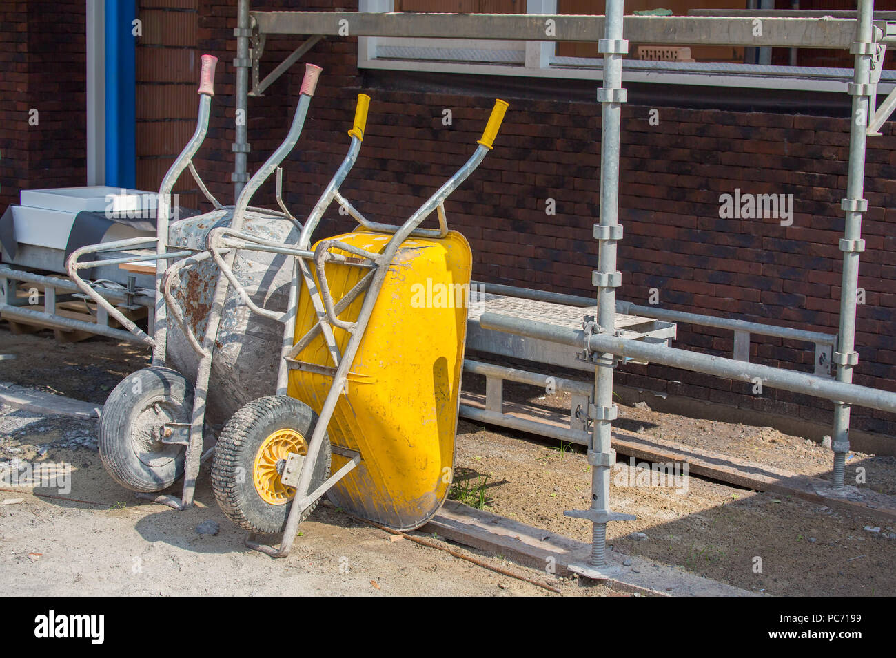 Building site wheelbarrows hi-res stock photography and images - Alamy
