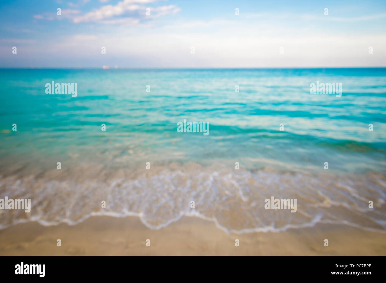 Beautiful waves on paradise beach hi-res stock photography and images ...