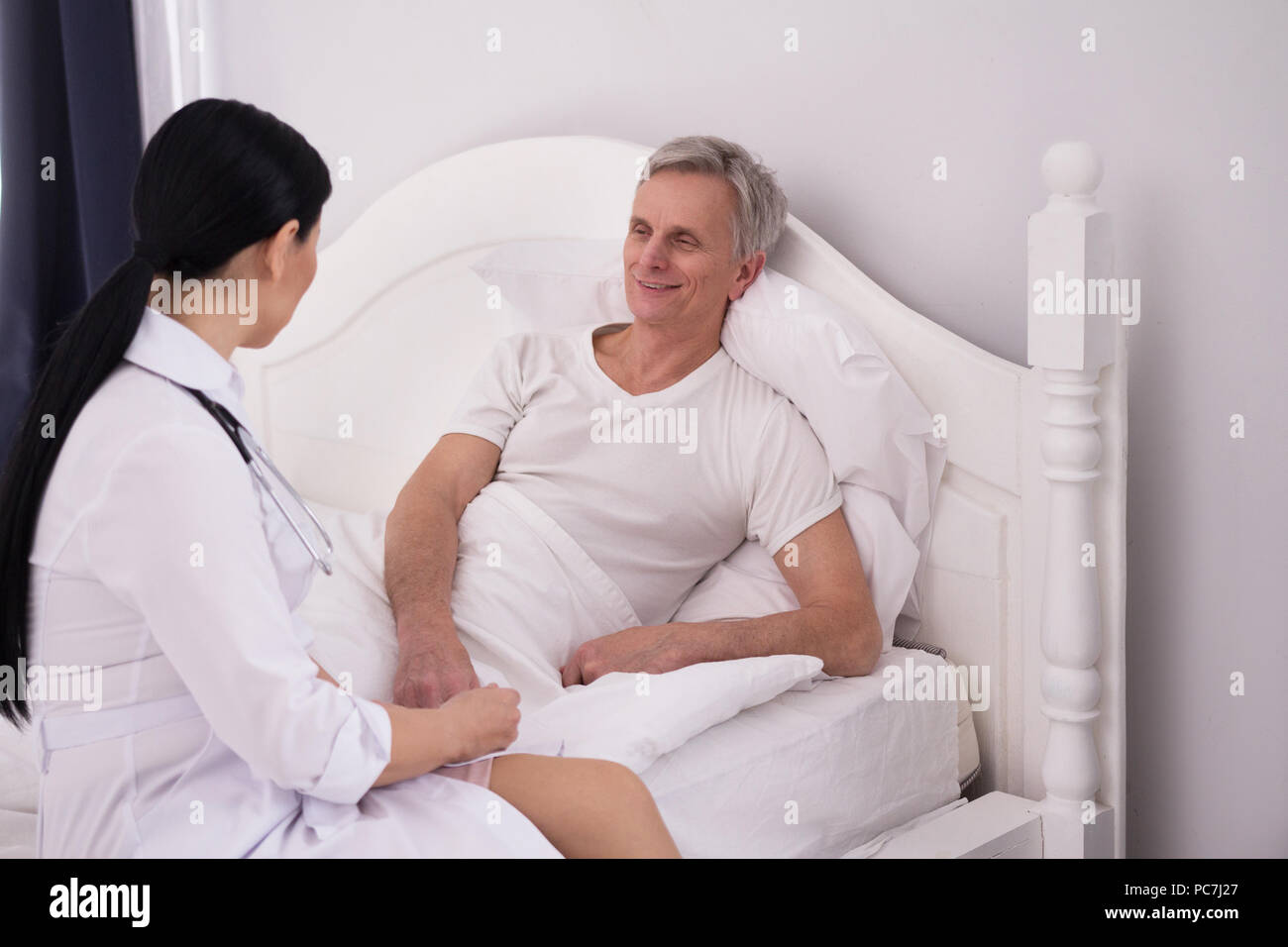 Активно заболевшие. Врач возле кровати. Медсестра около кровати. Врач возле кровати пациента. Медсестра у кровати пациента.