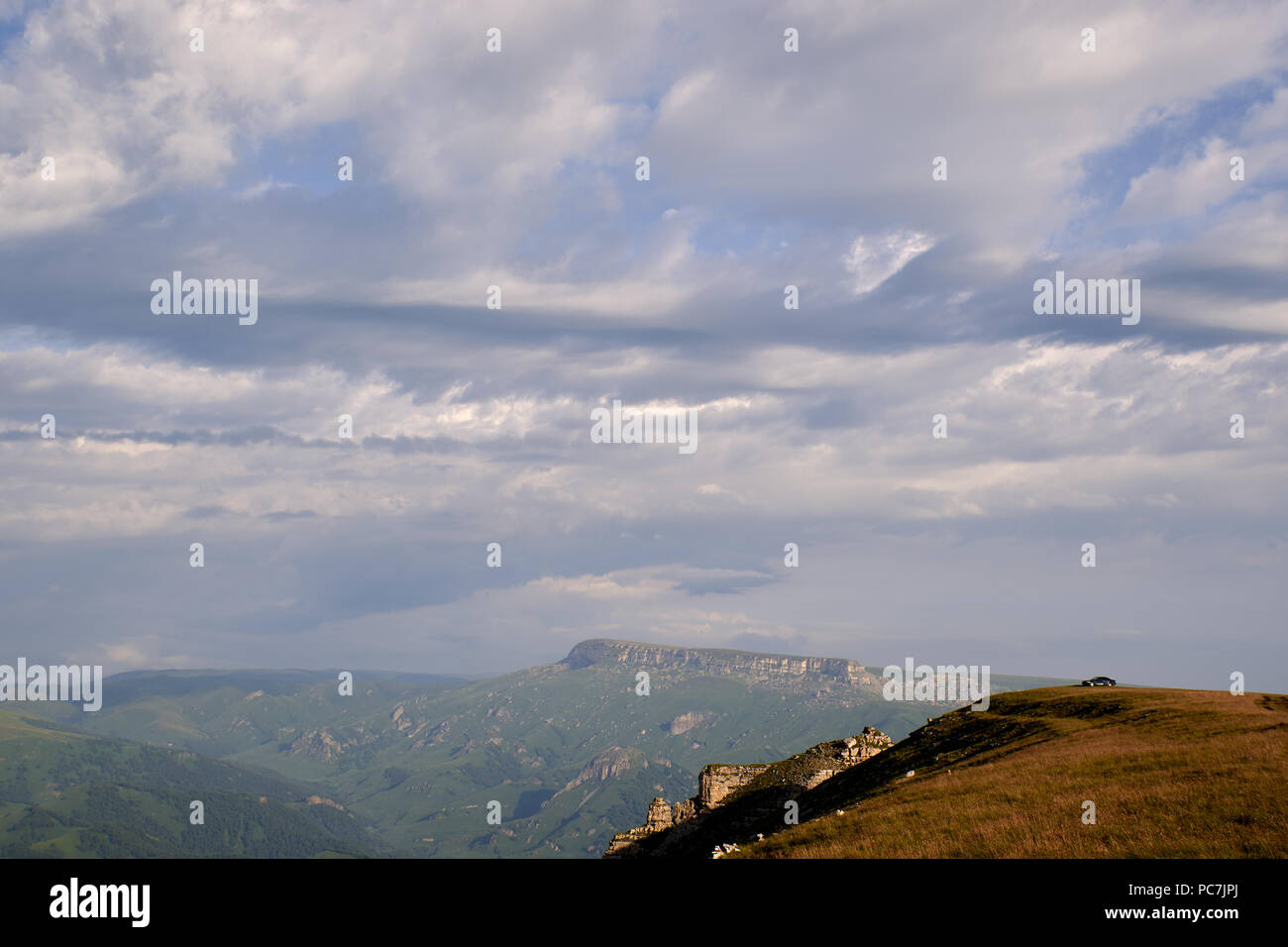 A lone car on the edge of a mountain cliff. Bermamyt Plateau Stock Photo