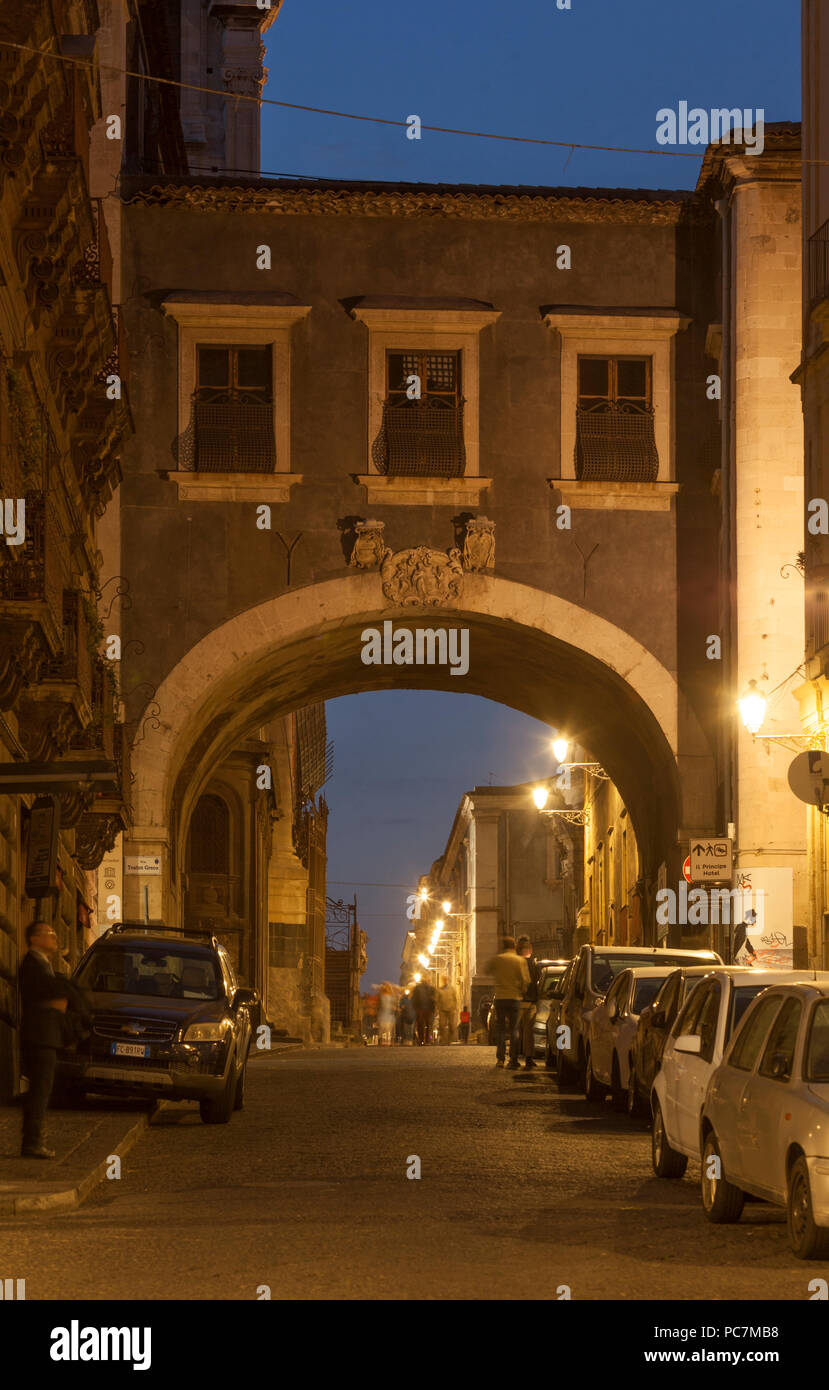 Archway Arco Divia Crociferi with Baroque street Via Crociferi at dusk, Catania, Sicily, Italy, Europe  I Torbogen Arco Divia Crociferi mit Barockstra Stock Photo