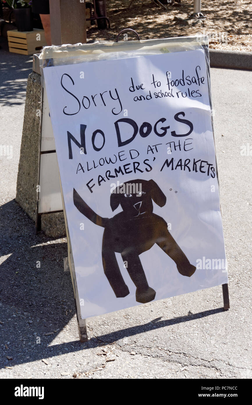 No dogs allowed sign at a farmers' market on Bowen Island near Vancouver, British Columbia, Canada Stock Photo