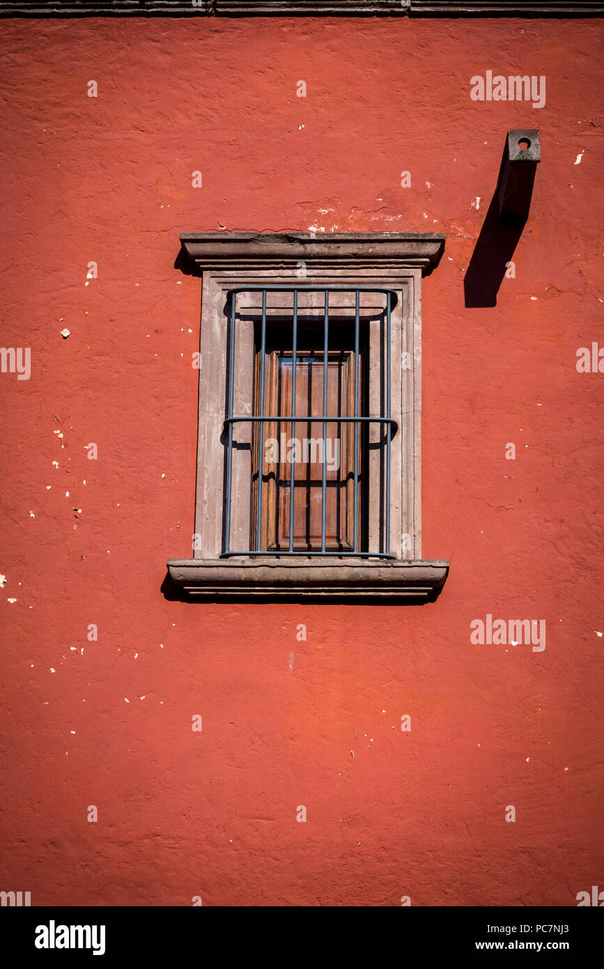 San Miguel de Allende, Barred window on a facade in a colonial-era city, Bajío region, Central Mexico Stock Photo