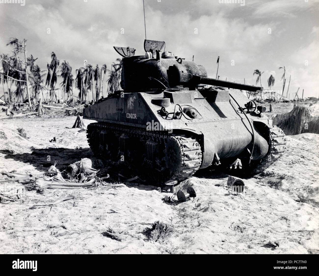 World War II Photo Marine corps tank on Tarawa Stock Photo Alamy