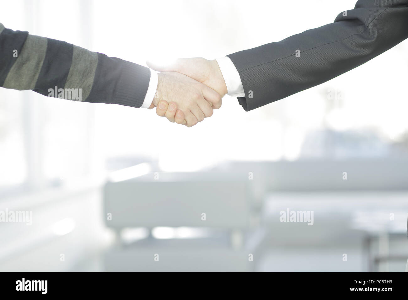Office hand friendship hands hi-res stock photography and images - Alamy