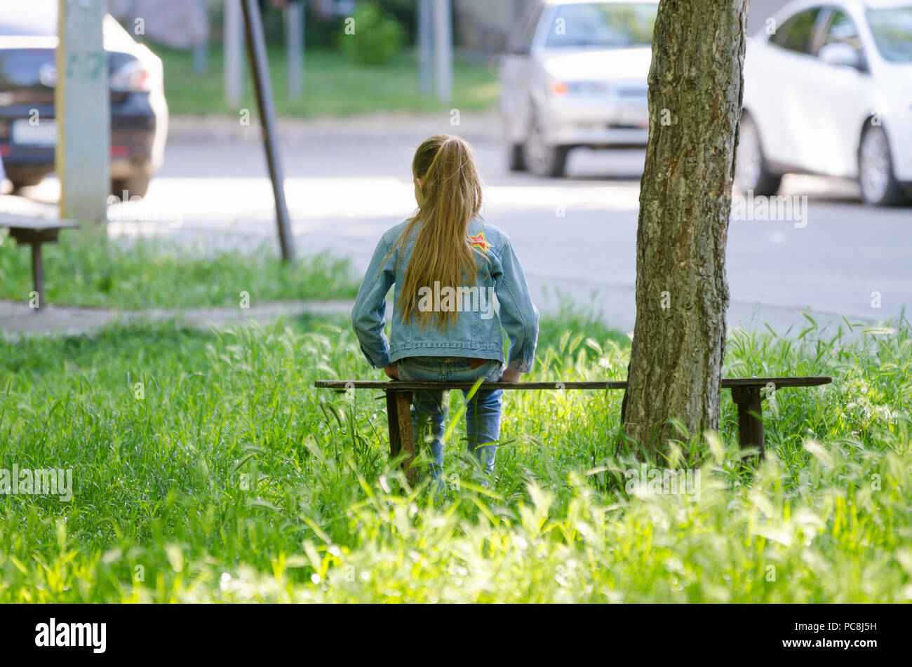 Где пописать девушкам. Девочка сидит во дворе. Девушка во дворе. Девочка писается на улице. Девочка мочится во дворе.