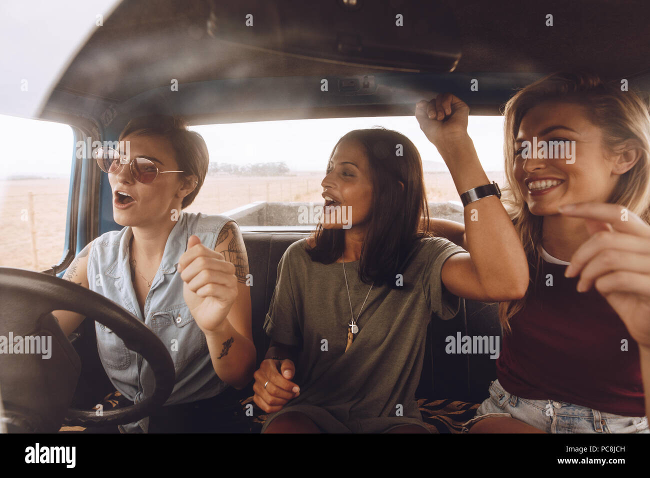 Поездка с друзьями. Шоссе 1 в калифорнии пасифик-коаст-хайвей. Cars friends. Эми смарт дорожное приключение. Путешествие с друзьями на машине.