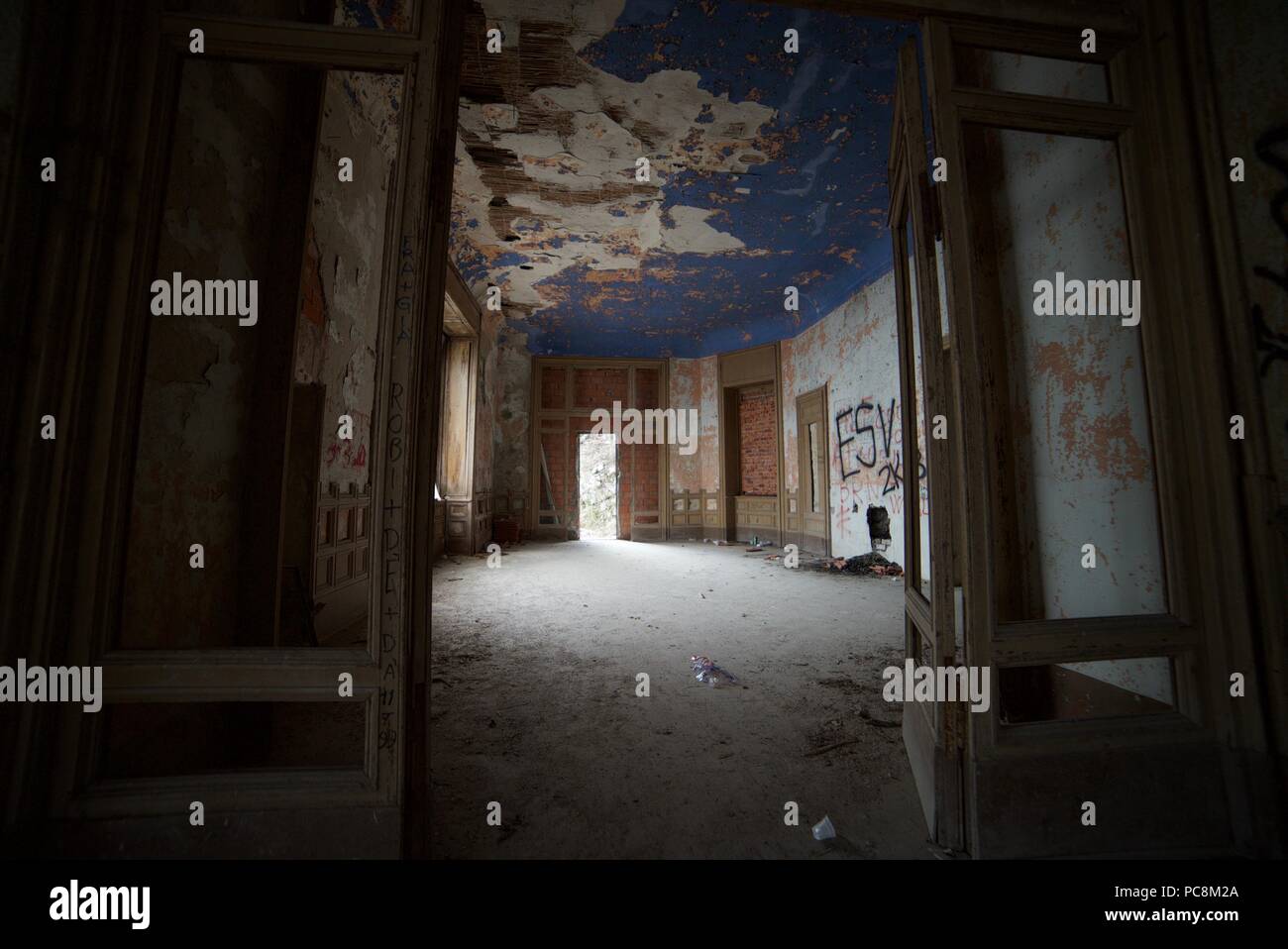 Room inside an abandoned mansion hi-res stock photography and images - Alamy