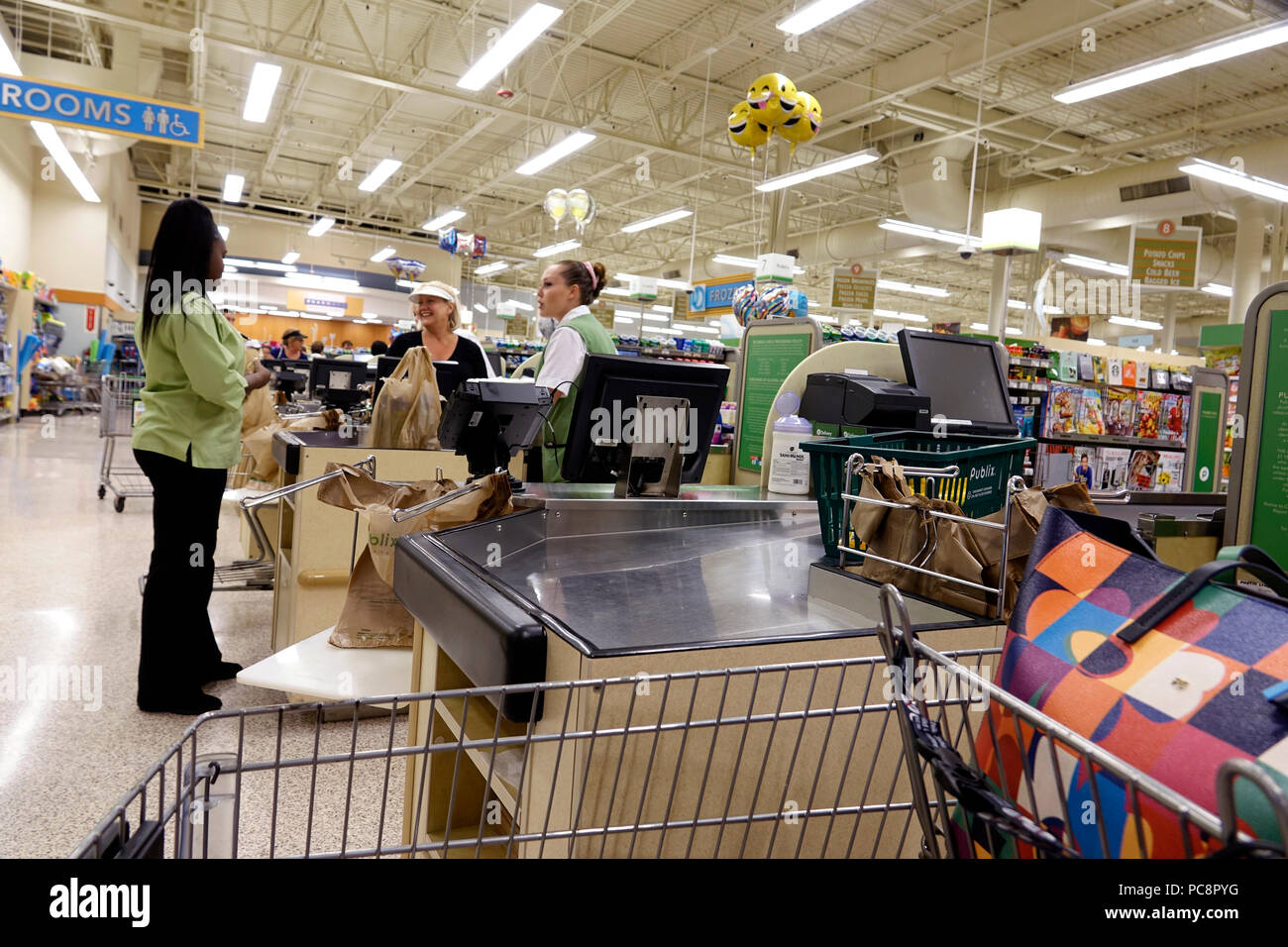 Florida,Pompano Beach,Publix grocery store supermarket food,interior inside,shopping,checkout line queue cashier customer,Black,adult adults woman wom Stock Photo