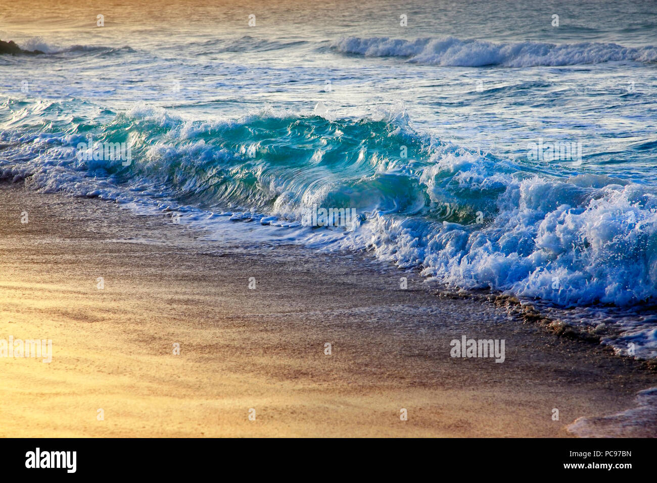 Wave crashes on to the shore. Caribian sea Stock Photo - Alamy