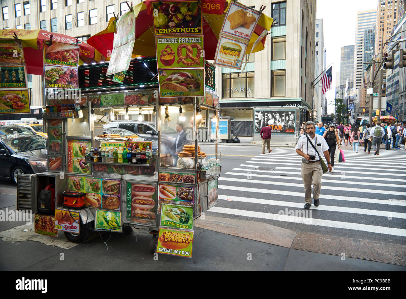 Food cart selling hot dogs and Pretzels on the streets of New York City Stock Photo Alamy