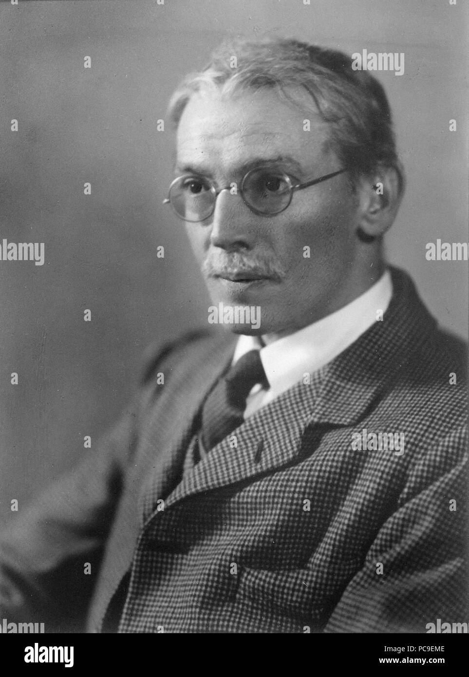 Herbert Edward Palmer  *silver print  *27 x 17 cm  *late 1930s 25 Herbert Edward Palmer, by Elliott &amp; Fry Stock Photo