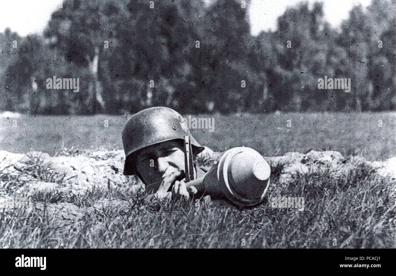 WW2 German Children Anti Tank Weapon PHOTO Panzerfaust World War 2 Germany Kids 