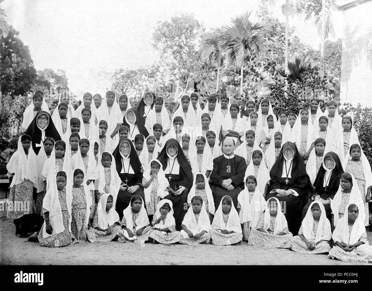 65 Groepsfoto met de meisjes van een internaat van de rooms-katholie... - Collectie stichting Nationaal Museum van Wereldculturen - TM-10018900 Stock Photo