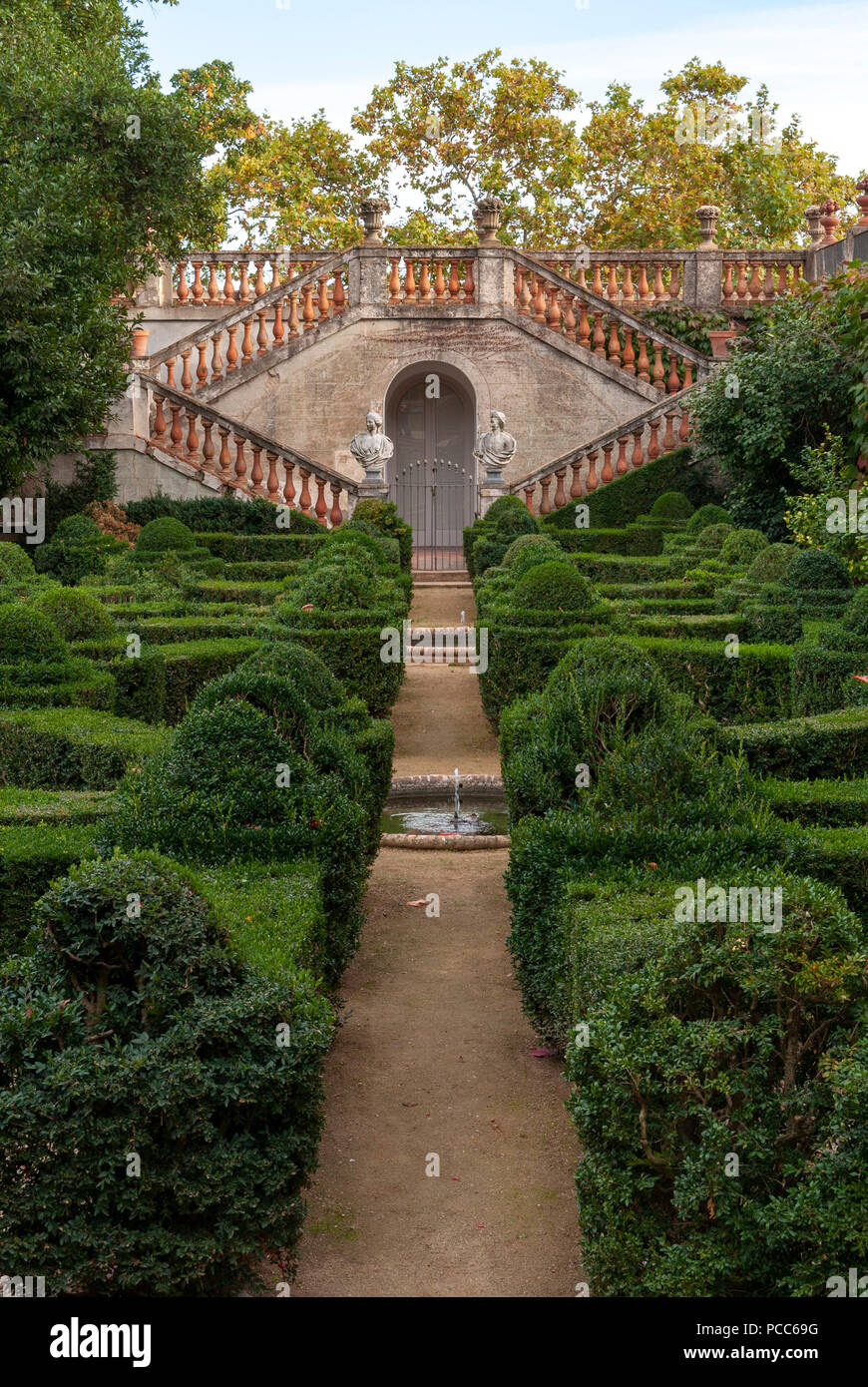 Barcelona, Parc del Laberint d'Horta, Buchsbaumgarten mit doppelläufiger Treppe. Entwicklung von 1791 bis 1880. Barcelona, Catalonia, Spain |Parc del  Stock Photo
