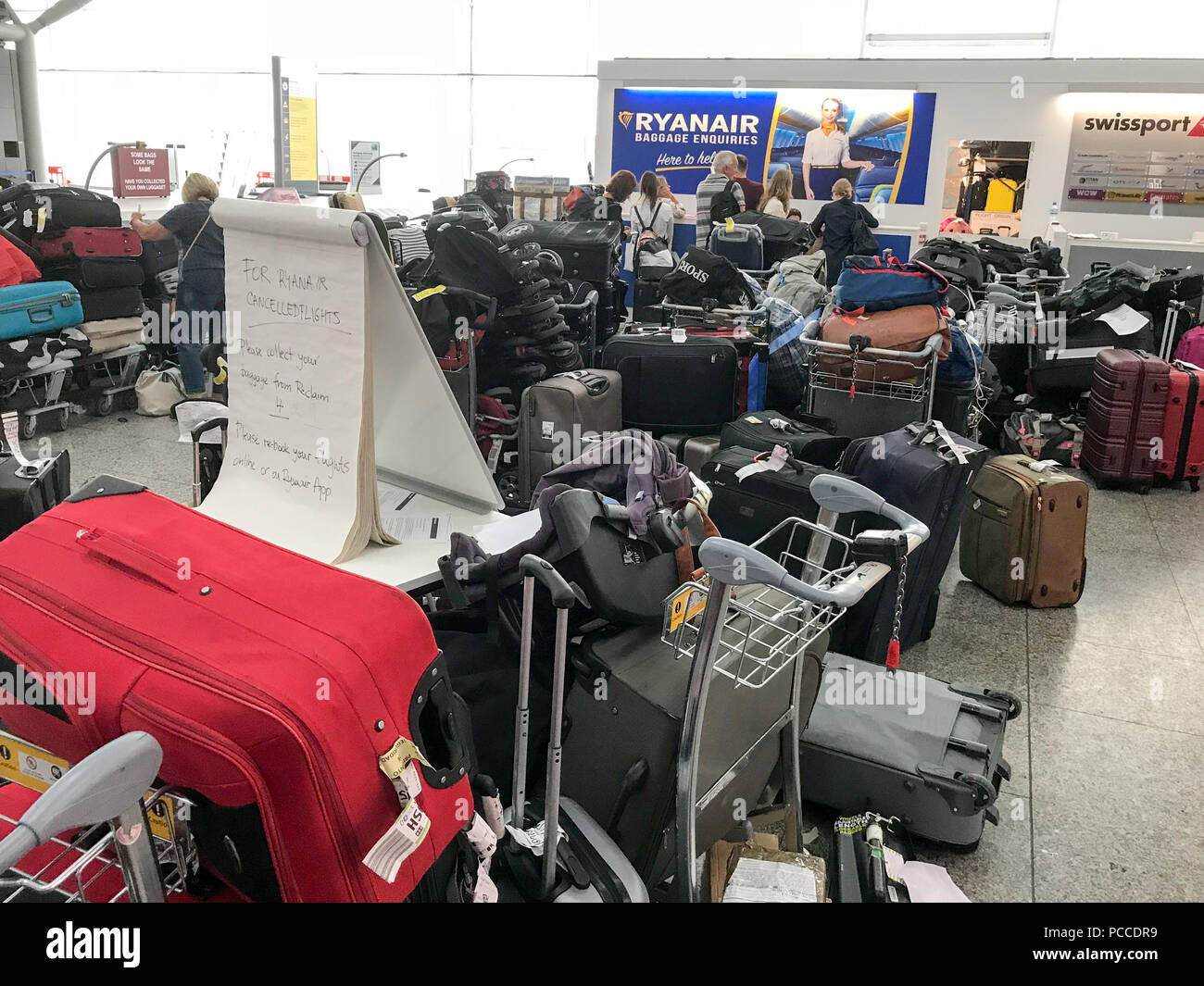 Lost in airport hi res stock photography and images Page 4 Alamy