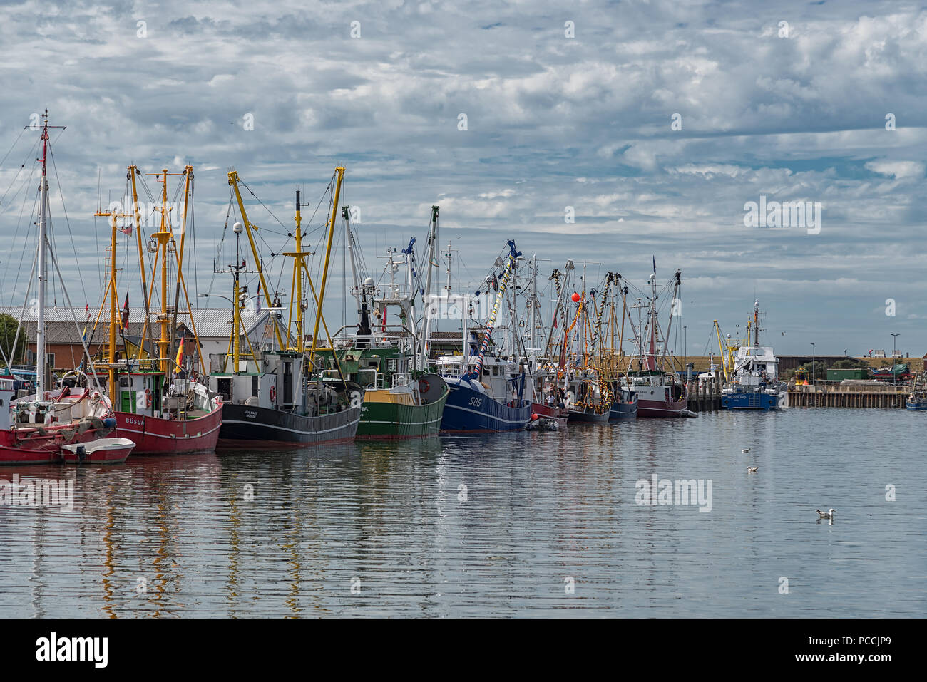 Krabbenkutter im Hafen von Büsum Stock Photo