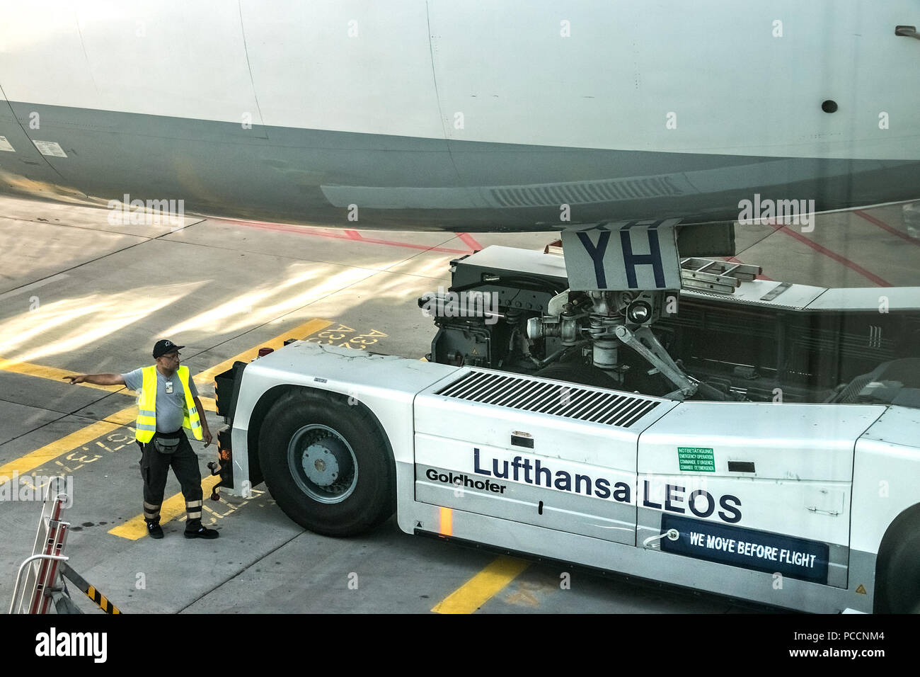 Front landing gear hi-res stock photography and images - Alamy