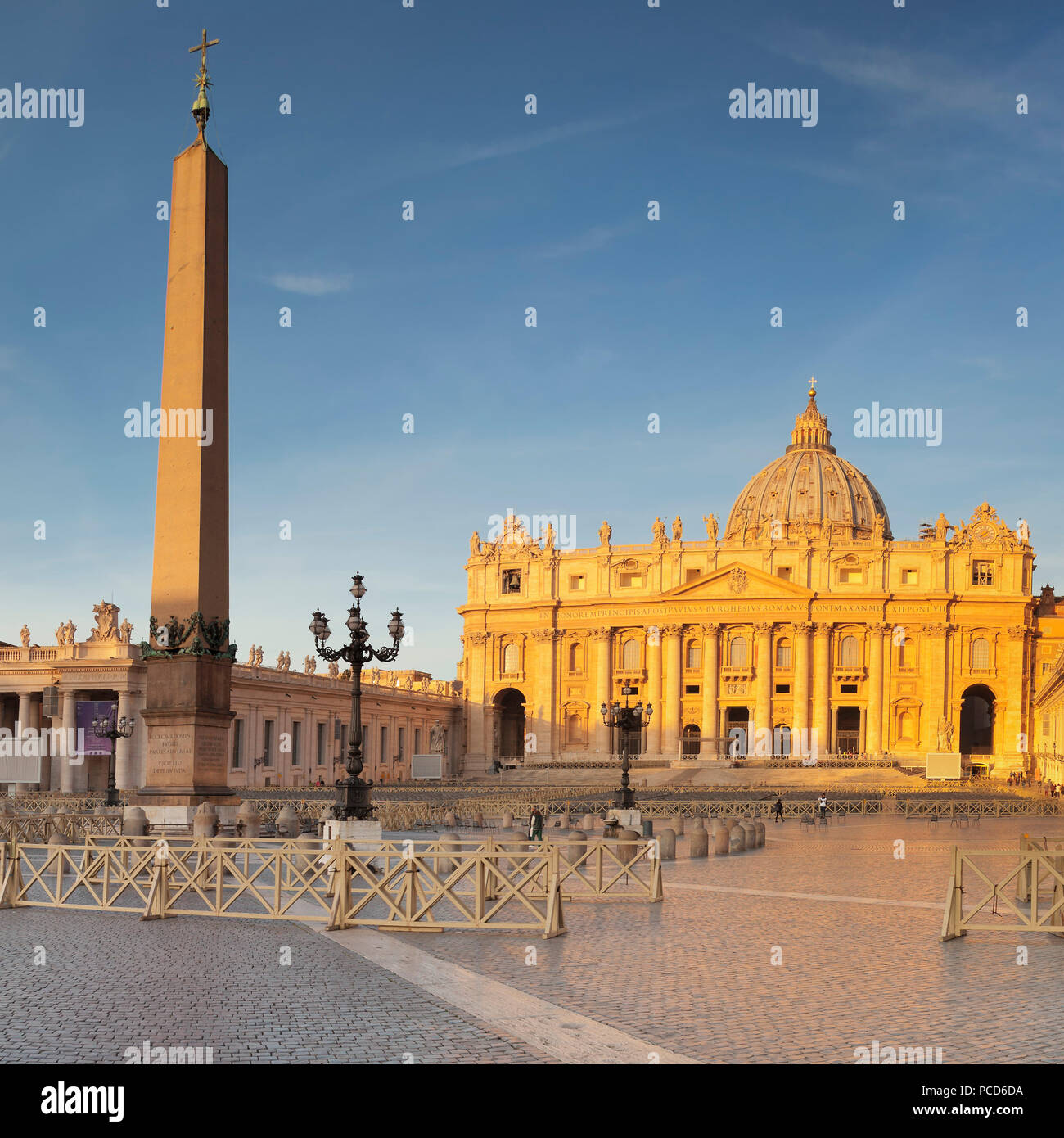 St. Peter's Basilica (Basilica di San Pietro), St. Peter's Square (Piazza de San Pietro), UNESCO, Vatican City, Rome, Lazio, Italy, Europe Stock Photo