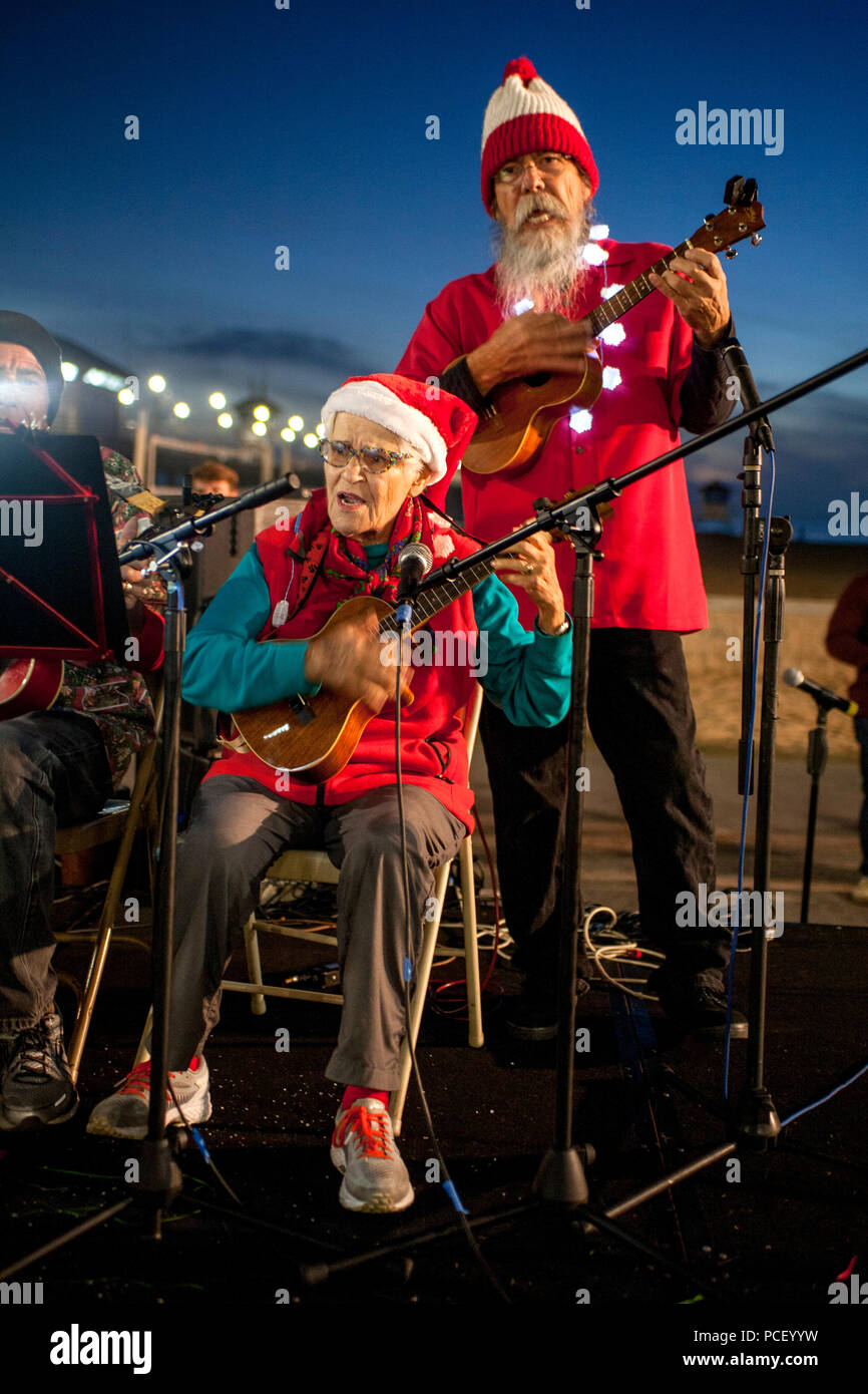 Couple performing on stage hires stock photography and images Alamy