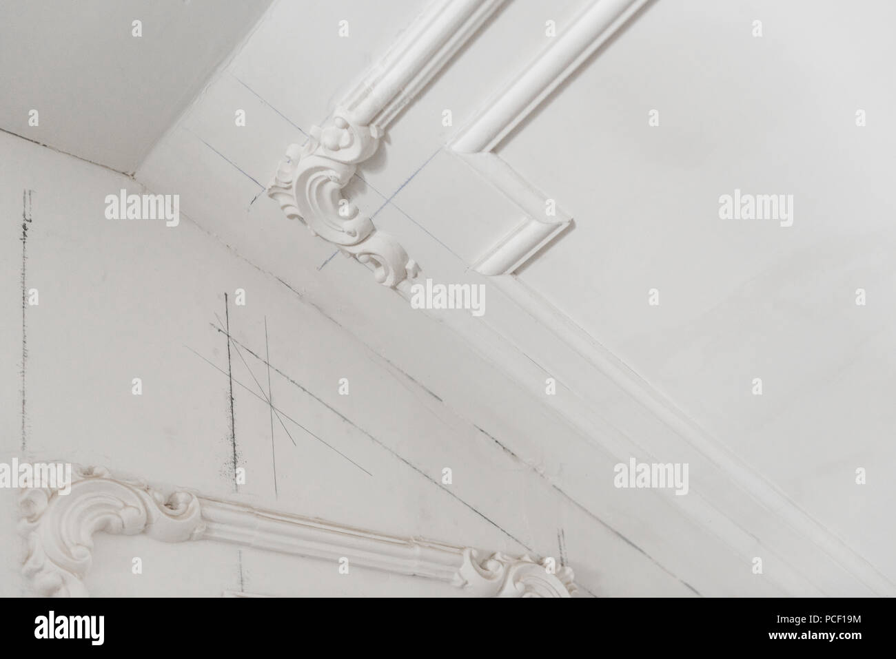 unfinished plaster molding on the ceiling. decorative gypsum finish. plasterboard and painting works Stock Photo