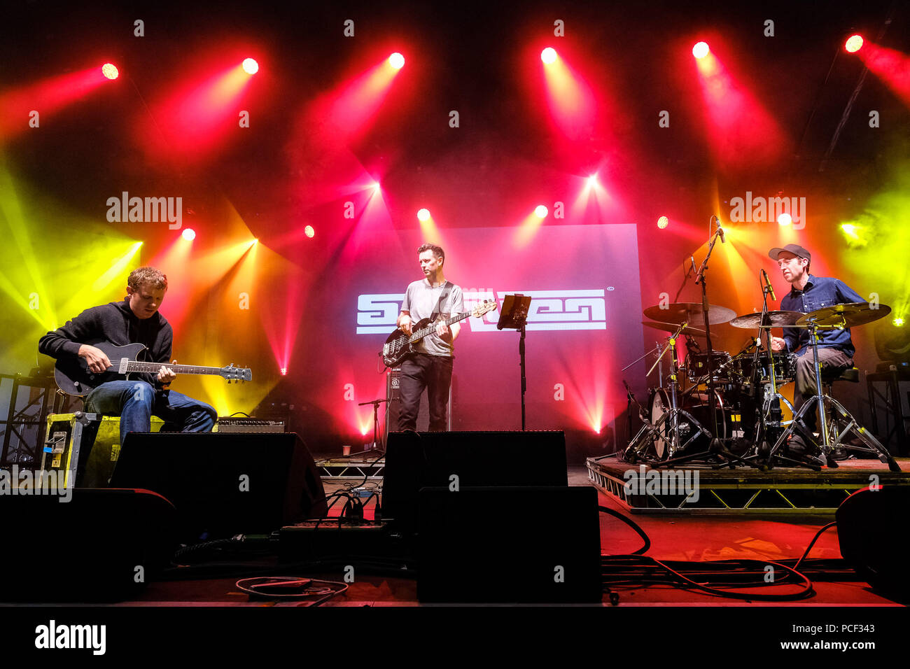 Richard spaven on drums hires stock photography and images Alamy