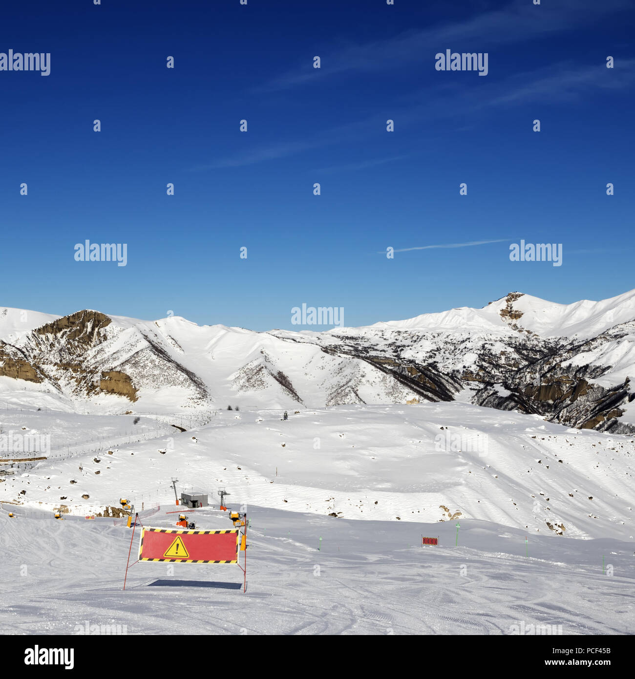 Piste marker sign hi-res stock photography and images - Alamy