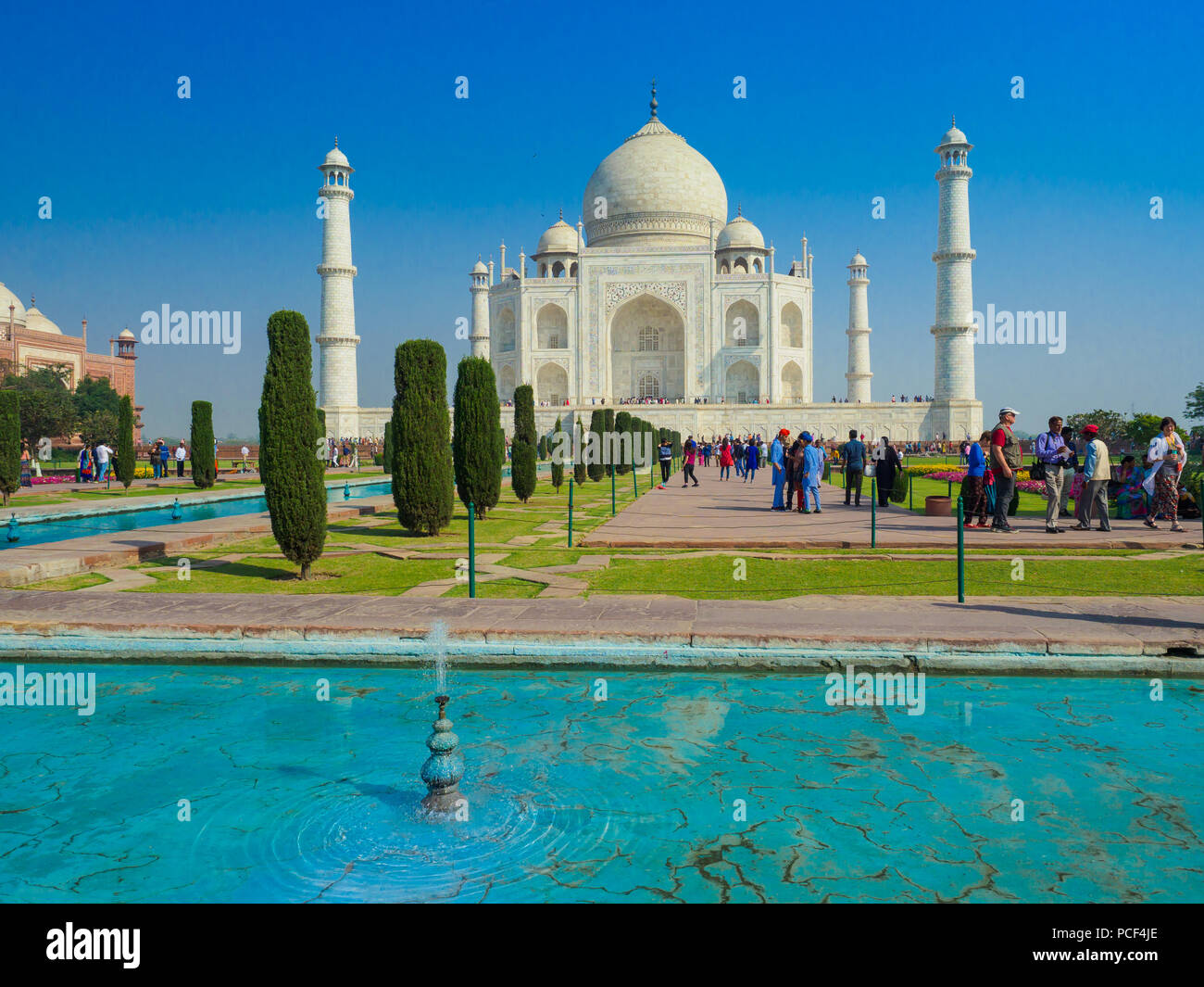 People Visit the Taj Mahal in India Editorial Photo - Image of heritage,  entrance: 160653736