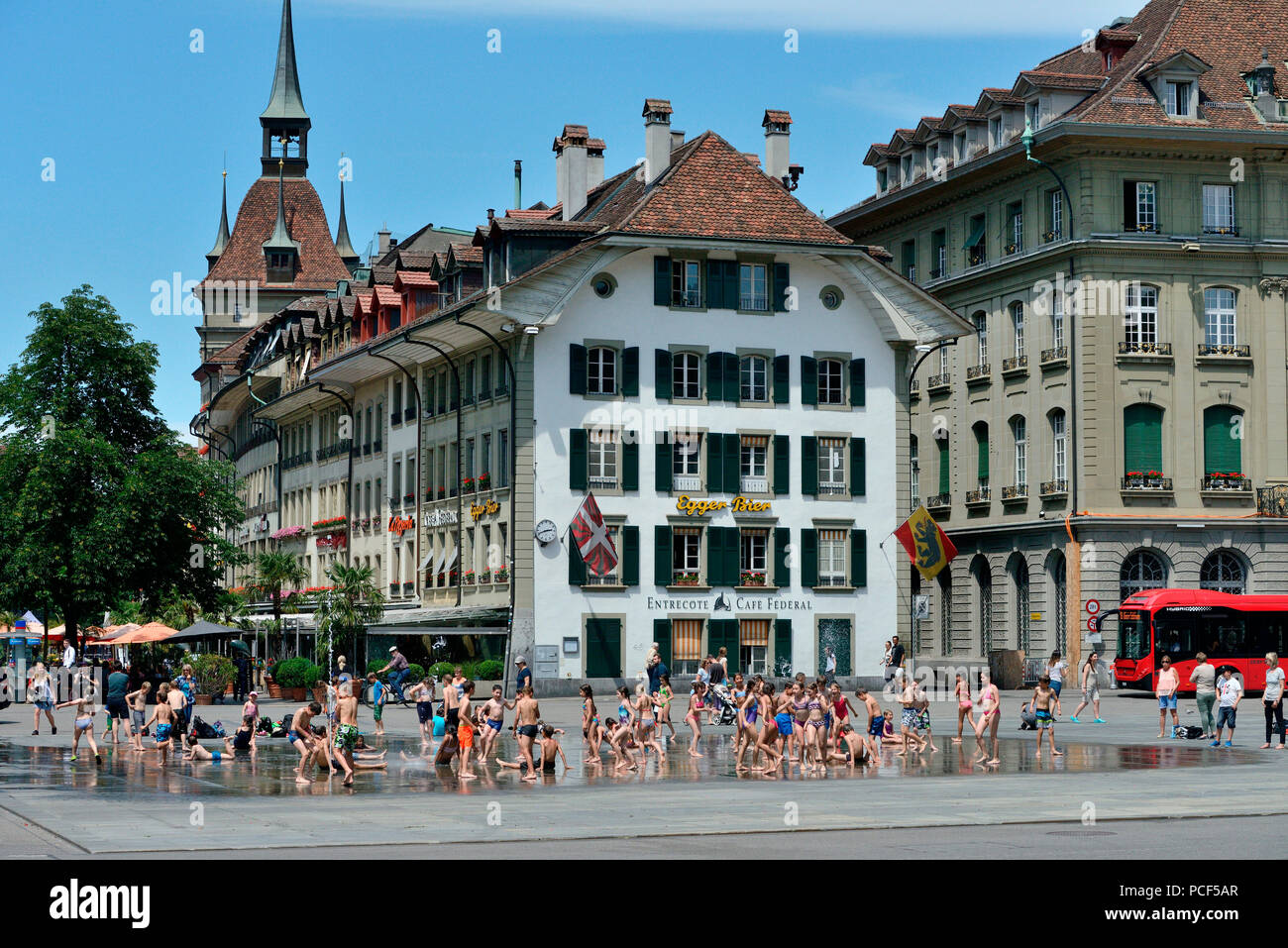 Kinder am Bundesplatz, Wasserspiele, Wasserspiel, Berner Altstadt, Bundeshaus, Altstadt, Schweiz, Kanton Bern, Europa Stock Photo