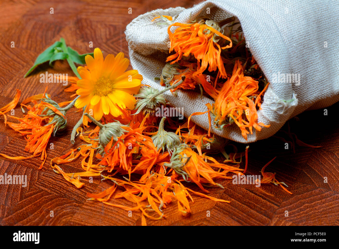 getrocknete Ringelbumenblueten in Saeckchen, Calendula officinalis, Gemeine Ringelblume Stock Photo