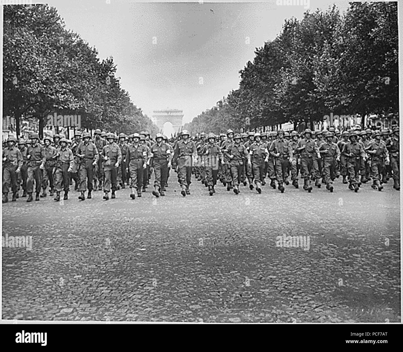 42 American troops of the 28th Infantry Division march down the Champs Elysees, Paris, in the &quot;Victory&quot; Parade, 1944-08-29 Stock Photo