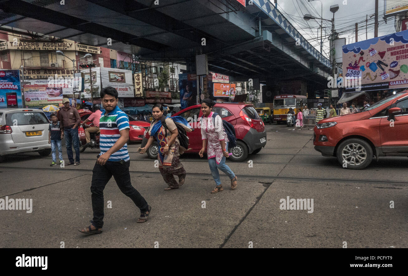 Kolkata. 2nd Aug, 2018. Commuters walk through heavy traffic in Kolkata, India on Aug. 2, 2018. It is a stark reality that over 400 people in India die every day in road accidents. To curb the increasing number of road accidents, the Indian government recently brought in some key amendments to the country's Motor Vehicles Act. Credit: Tumpa Mondal/Xinhua/Alamy Live News Stock Photo