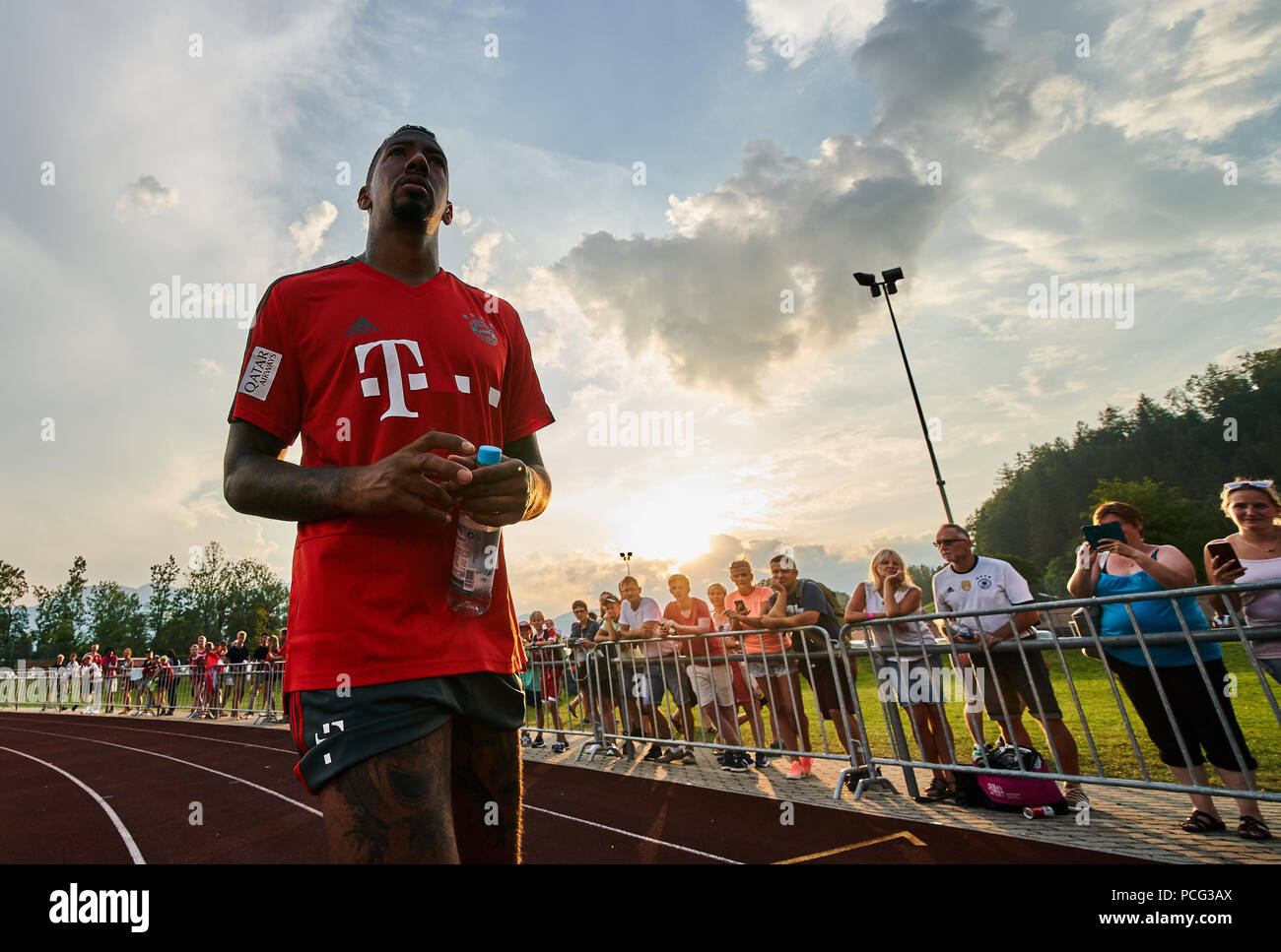 Rottach-Egern, Tegernsee, Germany. 2nd Aug 2018. FC Bayern Munich, Rottach-Egern, August 02, 2018 Jerome BOATENG (FCB 17)   gives autographs to fans,  half-size, portrait,  in the trainings camp for preparation Season 2018/2019,  August 2, 2018  in Rottach-Egern, Tegernsee, Germany. © Peter Schatz / Alamy Live News Stock Photo