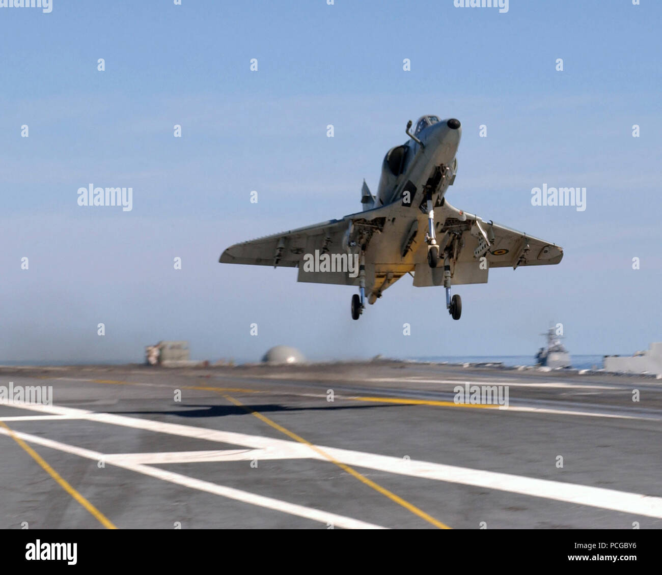 Atlantic Ocean Jun 8 2004 An A 4 Skyhawk Embarked On The Brazilian Aircraft Carrier Bns Sao Paulo A12 Performs A Touch And Go Landing Aboard The Aircraft Carrier Uss Ronald Reagan