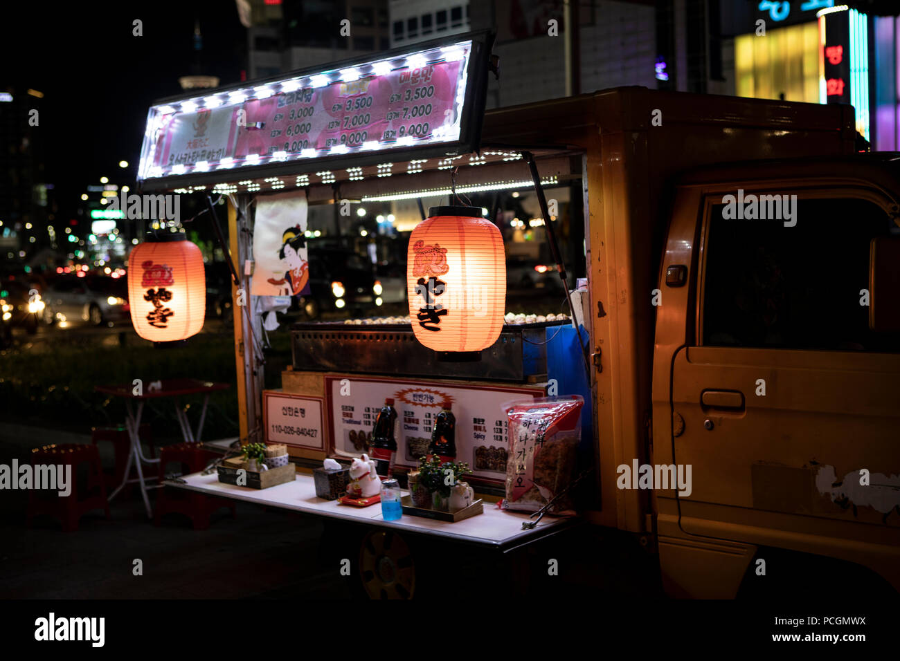 Dongdaemun Design Plaza, DDP, street food market, Seoul South Korea 2018 Stock Photo