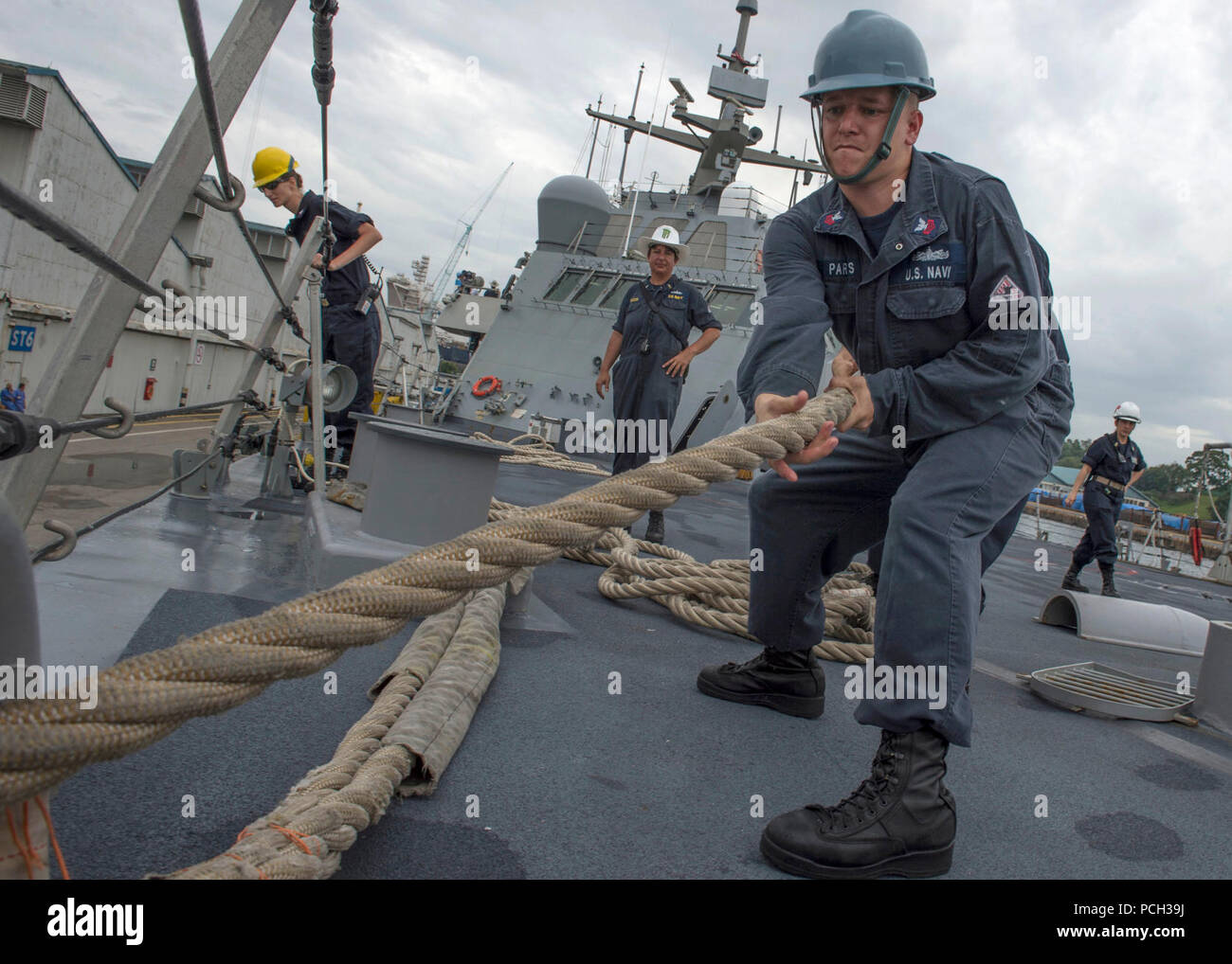 SEMBAWANG, Singapore (Feb. 19, 2015) Culinary Specialist 1st Class Robert Parks, from Fostoria, Ohio, heaves a mooring line on the forecastle of the littoral combat ship USS Fort Worth (LCS 3) during a sea and anchor detail.  Fort Worth is on a 16-month rotational deployment in support of the Asia-Pacific Rebalance, Stock Photo