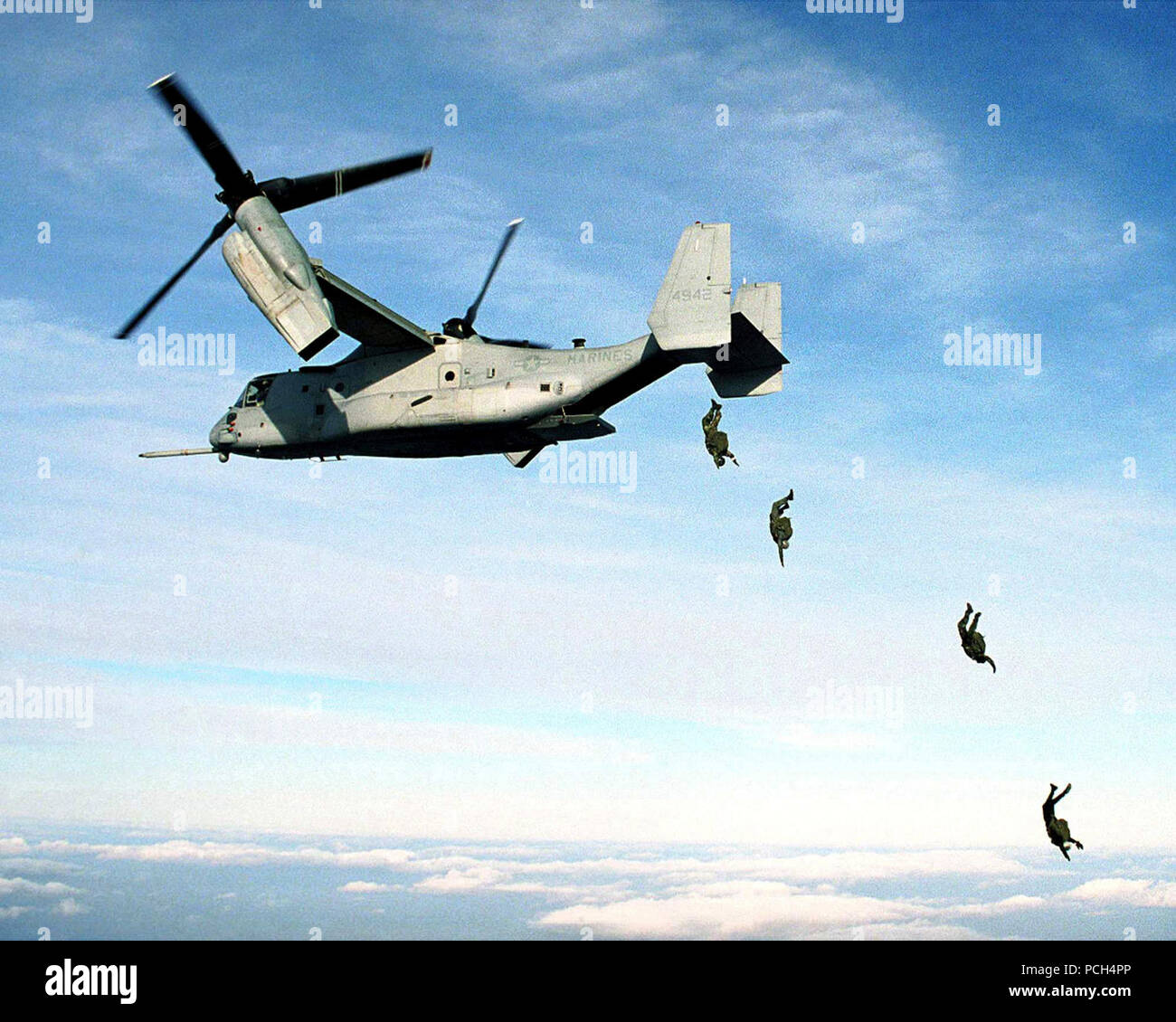 000100-M-0000P-001 U.S. Marine Corps parachutists free fall from an MV-22 Osprey at 10,000 feet above the drop zone at Fort A.P. Hill, Va. on Jan. 17, 2000.  The Marines from the 2nd Reconnaissance Battalion, 2nd Marine Expeditionary Force, Camp Lejeune, N.C., became the first to deploy from the Osprey.  Twenty-four successful jumps were recorded under the supervision of the U.S. Army Operational Test Command and the Marine Corps Systems Command to qualify the V-22 for parachute service. Stock Photo