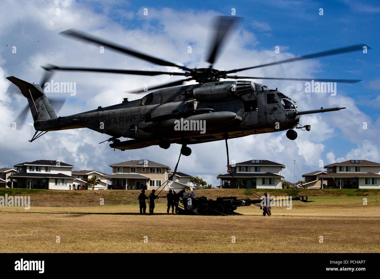 180729-M-GN053-0105 MARINE CORPS BASE HAWAII (July 29, 2018) U.S. Marines strap a M777A2 towed 155 mm howitzer to a U.S. Marine Corps CH-53E Super Stallion with Marine Heavy Helicopter Squadron (HMH) 463 during an amphibious landing demonstration at Pyramid Rock Beach as part of RIMPAC exercise on Marine Corps Base Hawaii July 29, 2018. RIMPAC provides high-value training for task organized, highly capable Marine Air-Ground Task Force and enhances the critical crisis response capability of U.S. Marines in the Pacific. Twenty-Five nations, 46 ships, five submarines, about 200 aircraft, and 25,0 Stock Photo