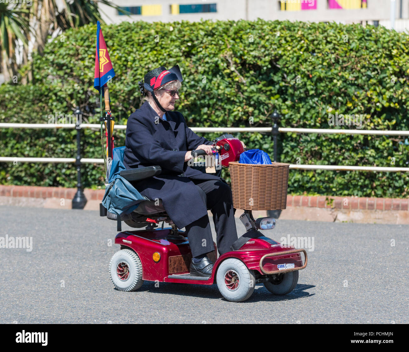 Humoristisk Daisy hjælper Senior lady riding in a mobility scooter along the seafront promenade on a  hot Summer day in Worthing, West Sussex, England, UK Stock Photo - Alamy