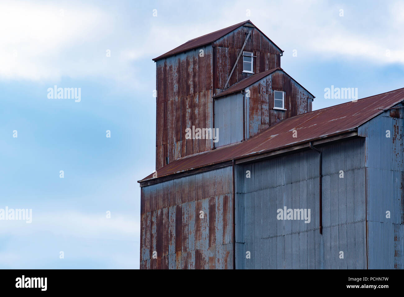 The galvanised iron covered Oregon timber grain silos of the former Tremain’s Victoria Mill in Bathurst NSW, Australia Stock Photo