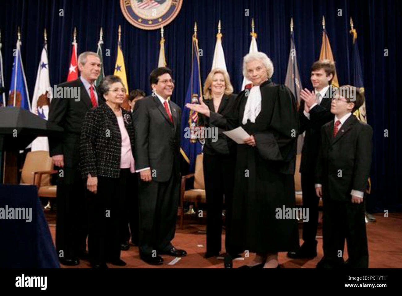 Alberto Gonzales introduced by Justice Sandra Day O'Conner (2005-02-14). Stock Photo