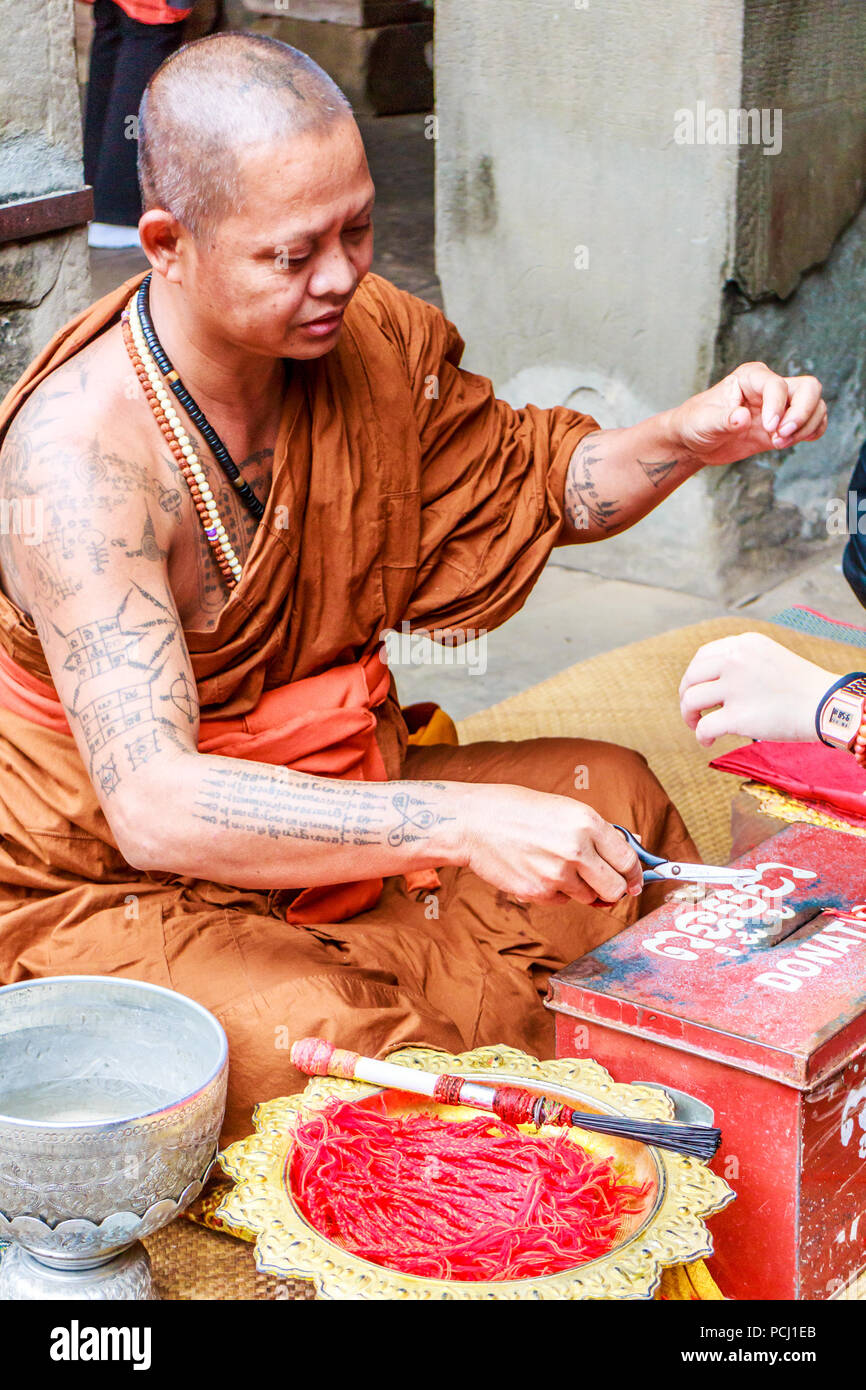 Sai Sin Buddhist Blessing Bracelet - Most Venerable Phra Maha | Buddha's  Magic.