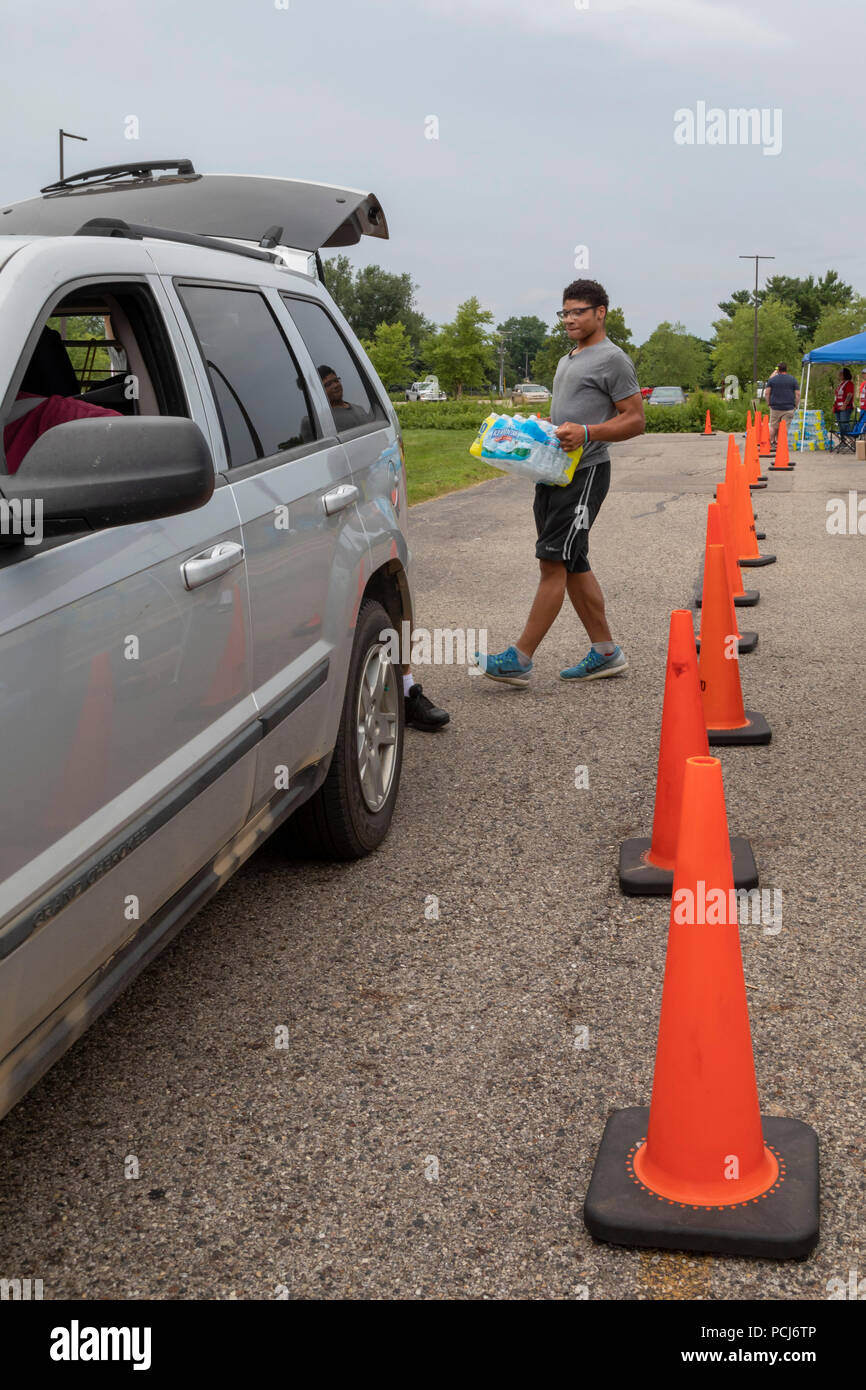 Parchment, Michigan – Volunteers from the Red Cross and Parchment High School distribute bottled water to residents after high concentrations of PFAS  Stock Photo