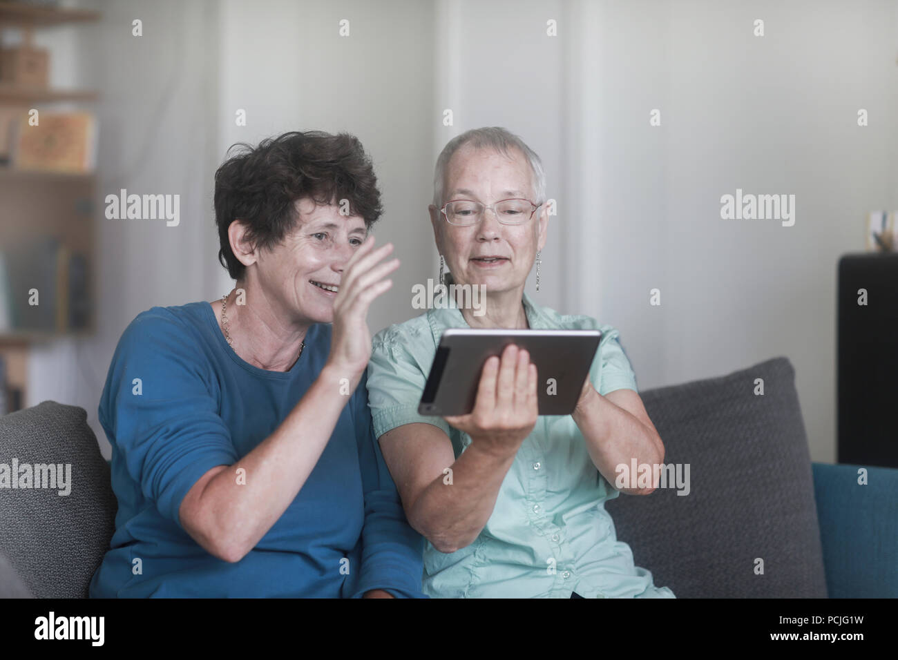 Two women talking sofa couch hi-res stock photography and images - Alamy