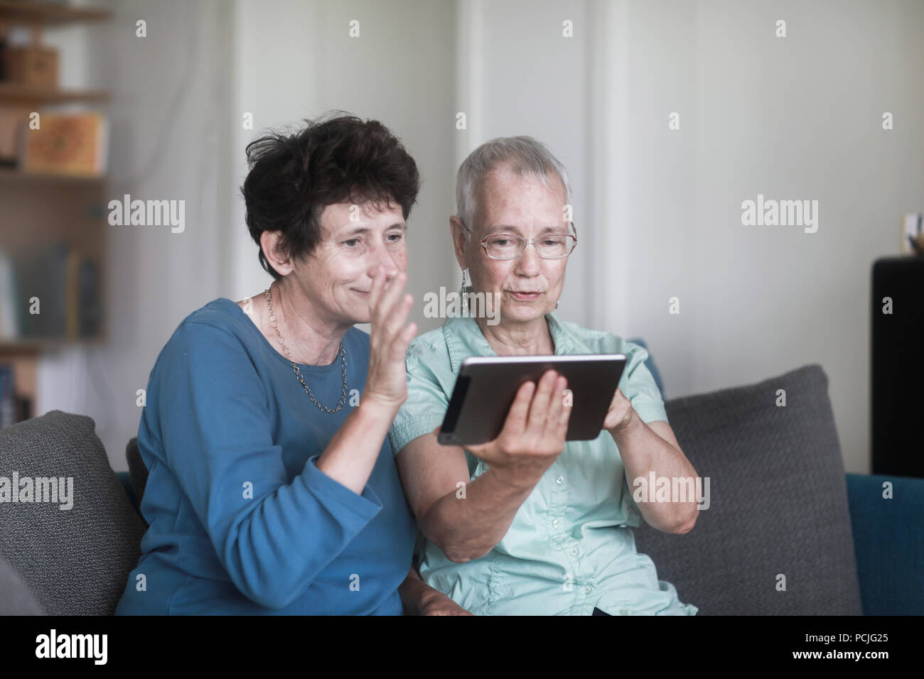Two women talking sofa couch hi-res stock photography and images - Alamy