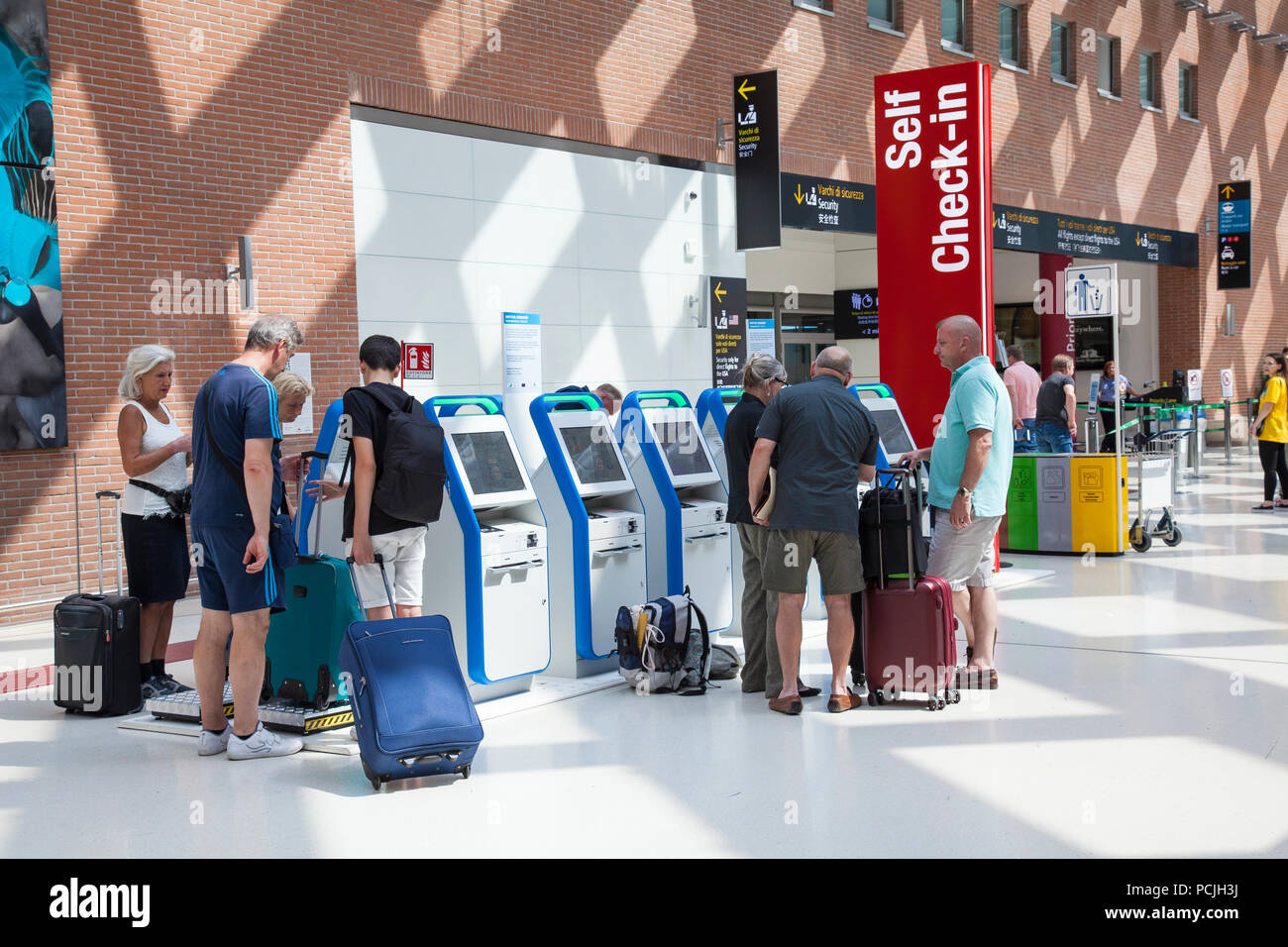 Passengers at Venice Marco Polo International airport, Venice, Veneto,  Italy using the automatic Sef Check In machines Stock Photo - Alamy