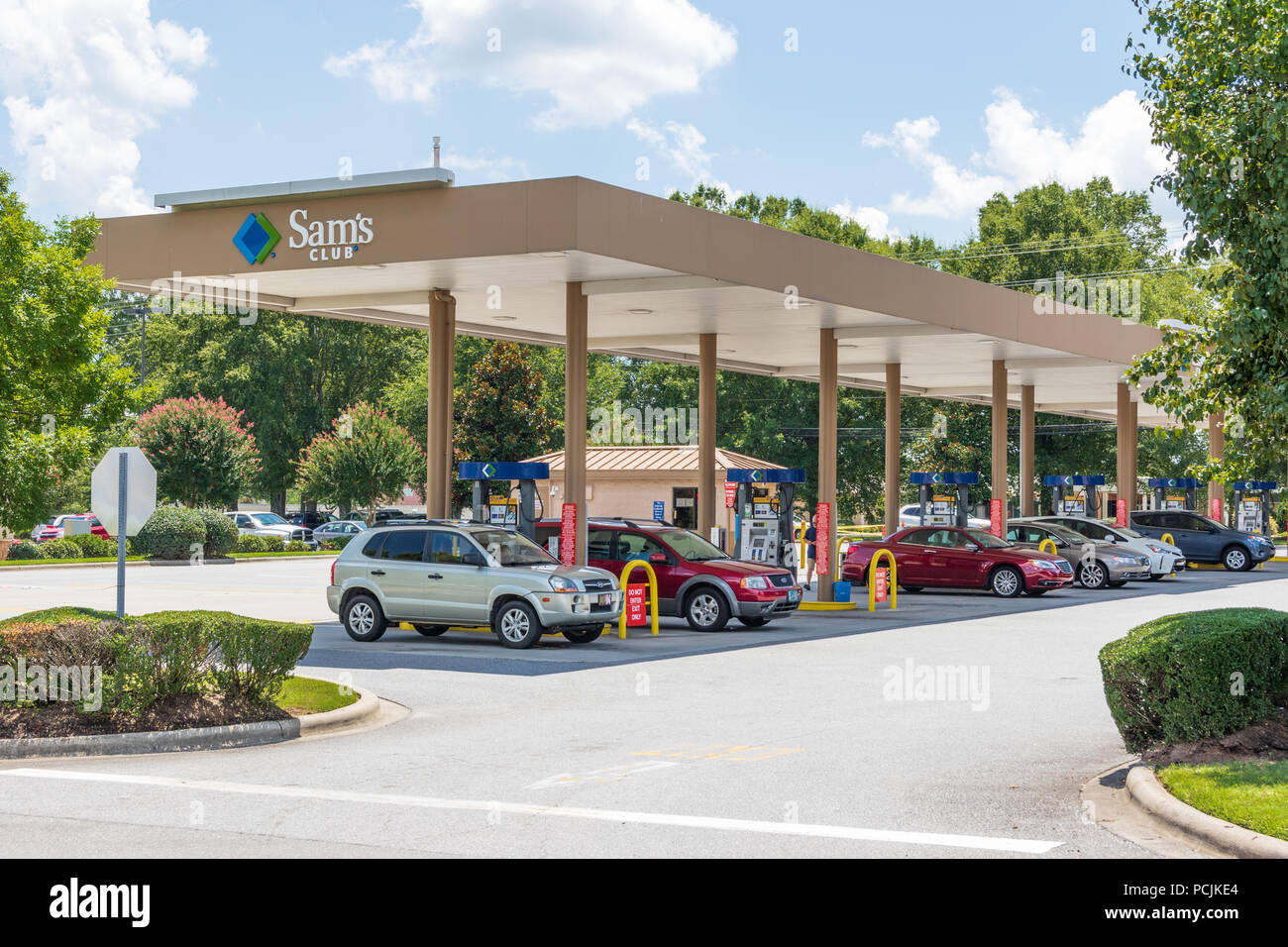 HICKORY, NC, USA-26 JULY 18: A Sam's Club gas station, operated by Walmart  Stock Photo - Alamy
